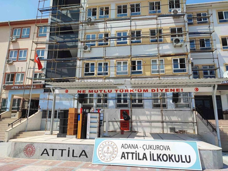 Mahalle esnafı okulu boyatıp tadilatını yaptırdı