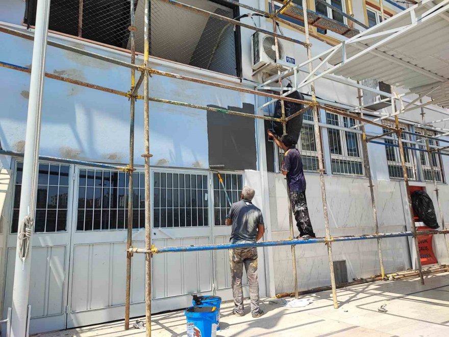 Mahalle esnafı okulu boyatıp tadilatını yaptırdı