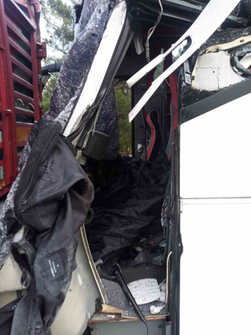 Otobüs tıra arkadan çarptı sürücü ve muavin hayatını kaybetti