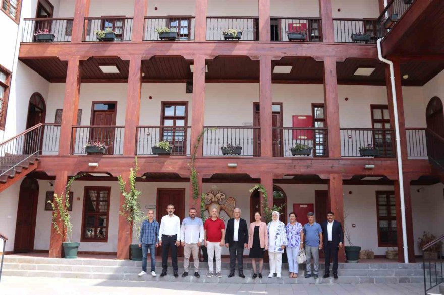 Tarihi ortaokul Adana kültürünün merkezi oldu