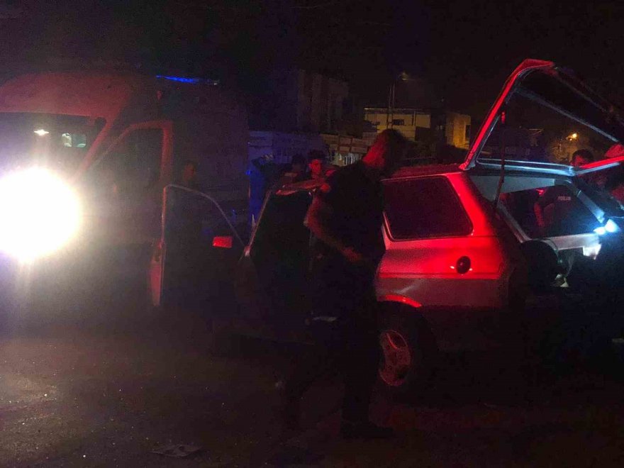 Otomobil işyerine çarptı: 5 yaralı