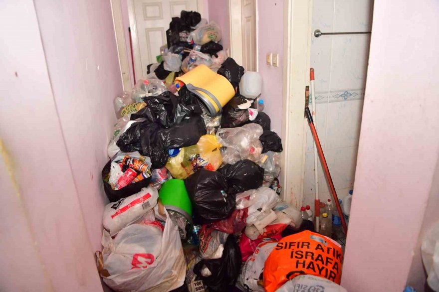 Adana’da bir evden 20 ton çöp çıktı