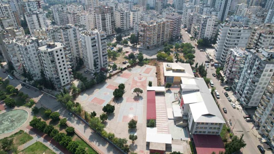 Adana’da okulların yanındaki ağır hasarlı binalar tehlike saçıyor