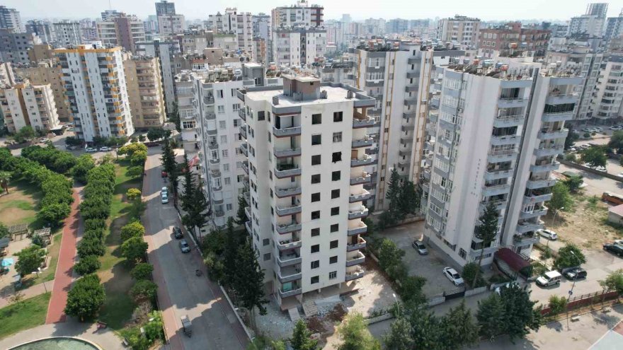 Adana’da okulların yanındaki ağır hasarlı binalar tehlike saçıyor