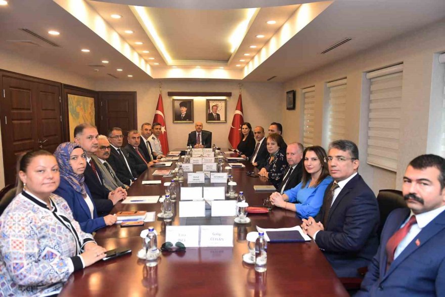 Vali Köşger’in başkanlığında üniversite güvenliği ve öğrenci yurt sorunları değerlendirildi