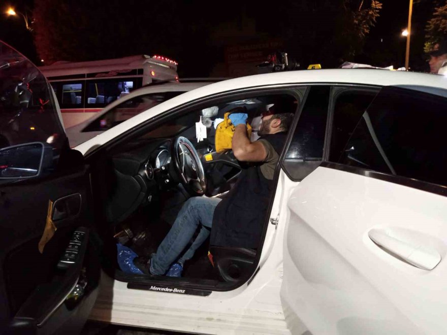 Adana'da hareketli gece: Lüks otomobil çalıp polise ateş ettiler, kaçarken kıskıvrak yakalandılar