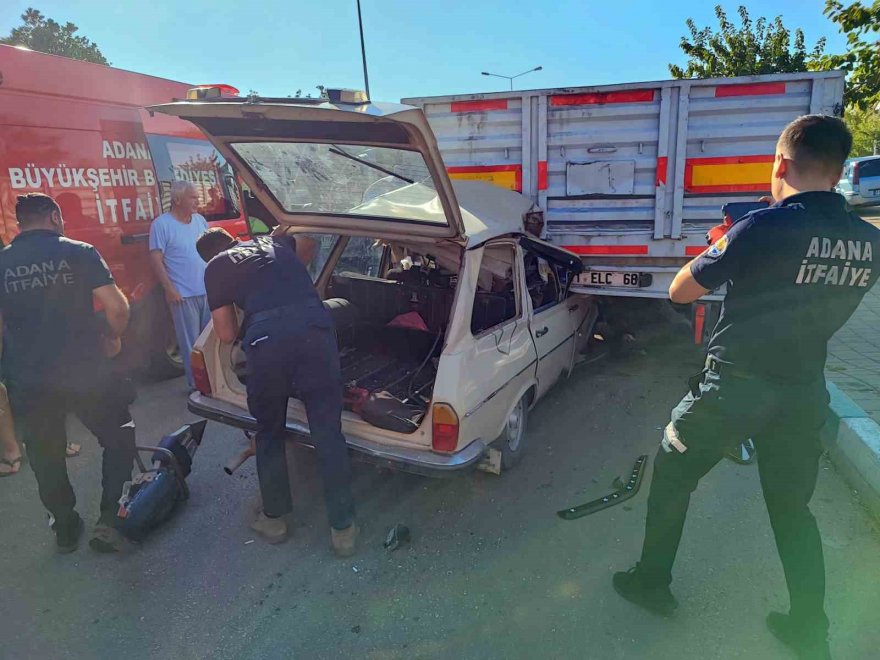 Adana’da otomobil kamyona çarptı: 1 yaralı