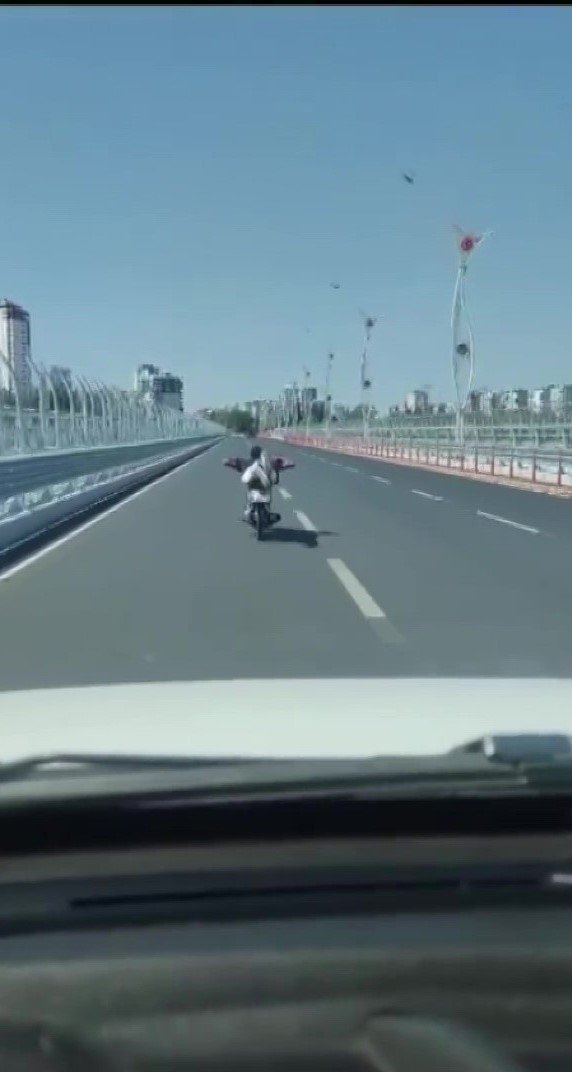 Adana'da köprüde yaratak motosiklet sürdü, sonu kötü bitti