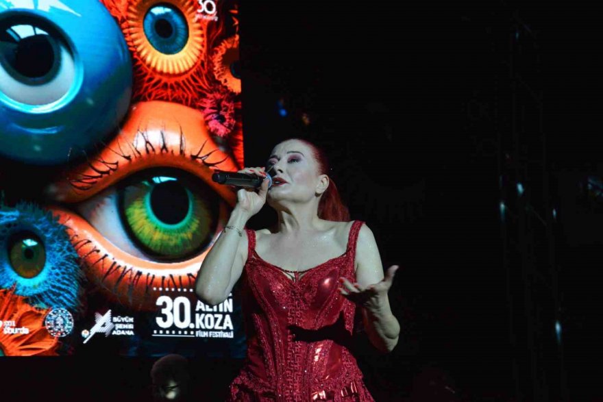 30. Uluslararası Adana Altın Koza Film Festivali’nde Candan Erçetin çıplak ayakla konser verdi