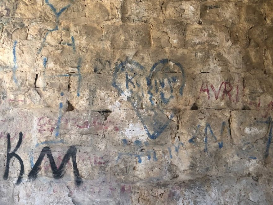 7 asırlık tarihi kale duvarlarını spreylerle boyadılar