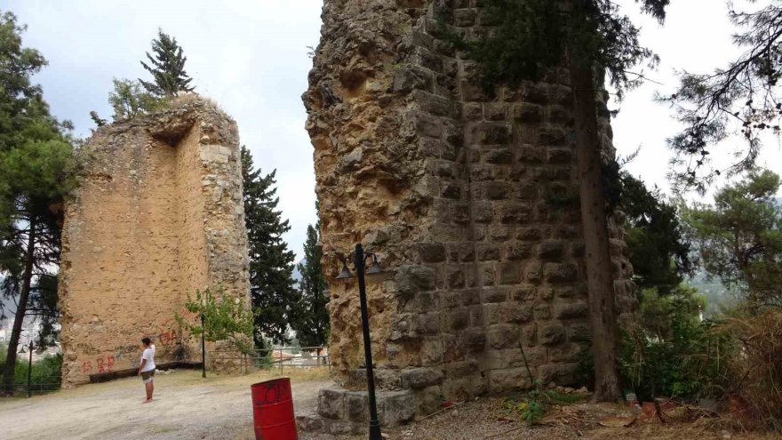 7 asırlık tarihi kale duvarlarını spreylerle boyadılar