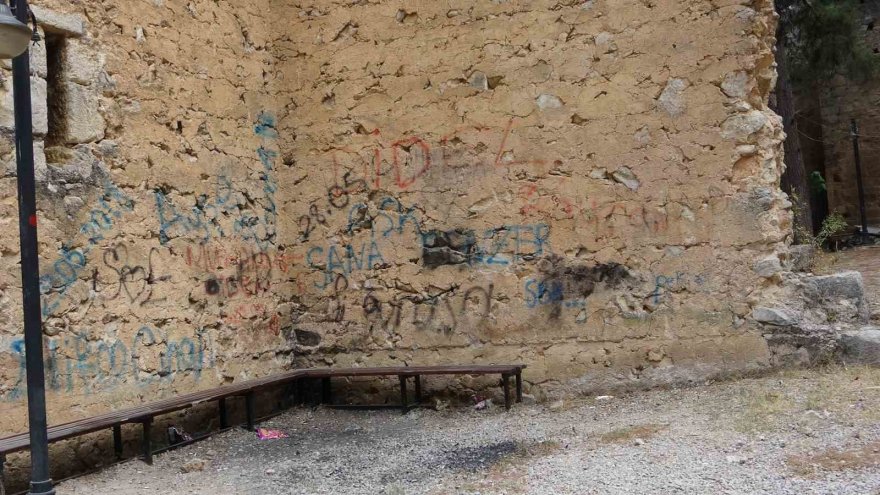 7 asırlık tarihi kale duvarlarını spreylerle boyadılar