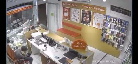 Hasımlarından kaçıp telefoncuya sığındı: Şüphelilerin iş yerini kurşunladığı anlar kamerada