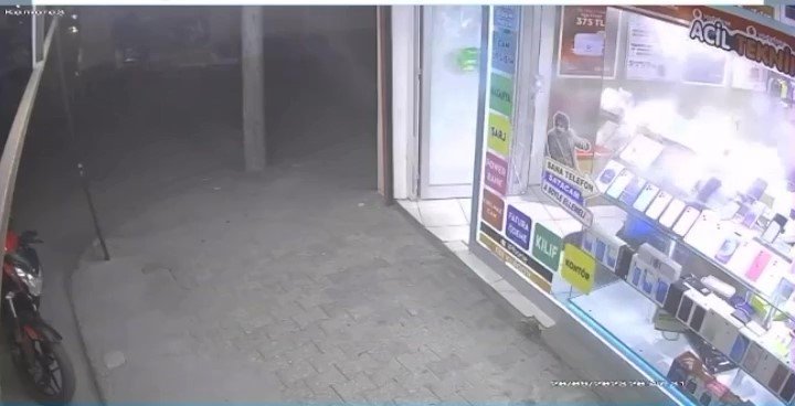 Hasımlarından kaçıp telefoncuya sığındı: Şüphelilerin iş yerini kurşunladığı anlar kamerada