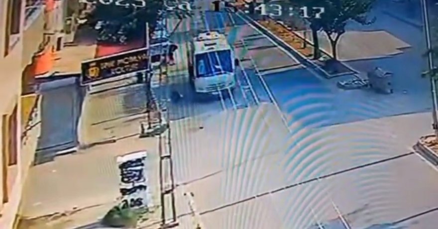 Açık olan dolmuş kapısından aşağı düştü