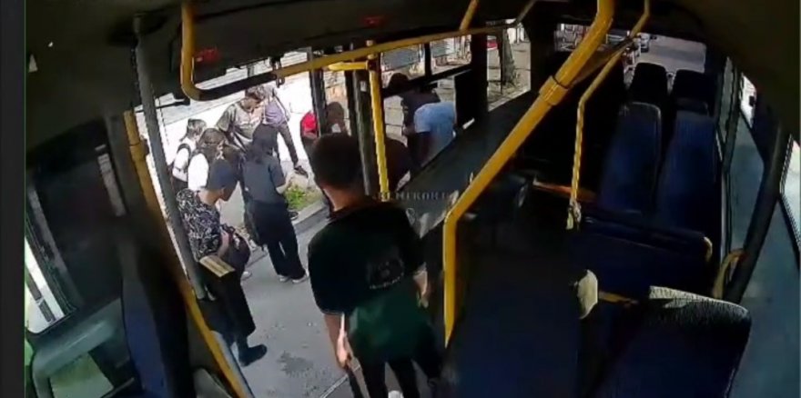 Açık olan dolmuş kapısından aşağı düştü