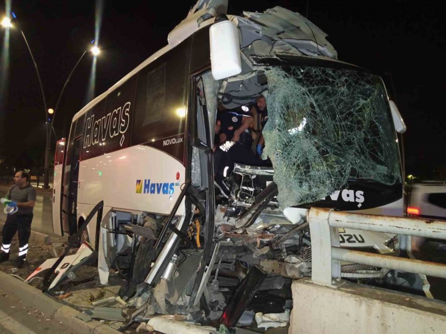 Adana’da havaalanına yolcu götüren midibüs kaza yaptı: 5 yaralı