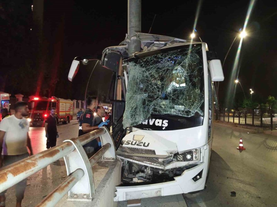 Adana’da havaalanına yolcu götüren midibüs kaza yaptı: 5 yaralı