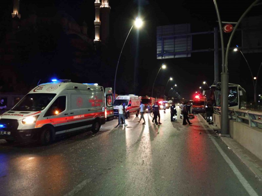 Adana’da havaalanına yolcu götüren midibüs kaza yaptı: 5 yaralı