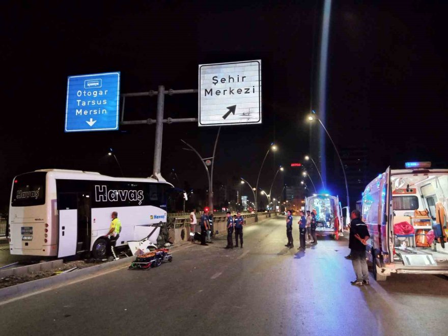 Adana’da havaalanına yolcu götüren midibüs kaza yaptı: 5 yaralı