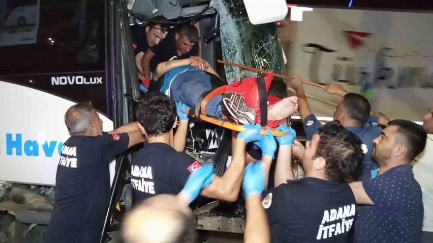 Adana’da havaalanına yolcu götüren midibüs kaza yaptı: 5 yaralı