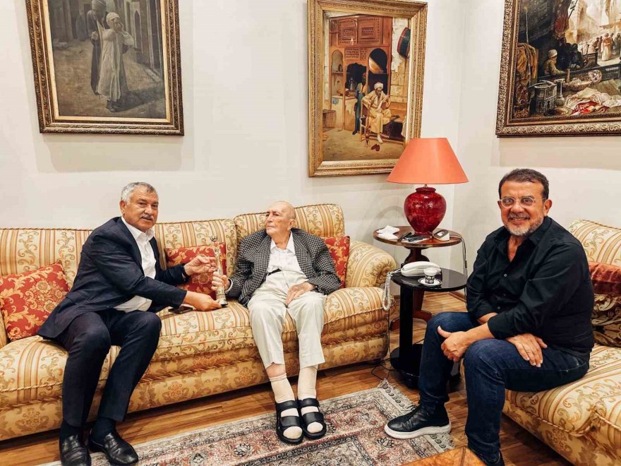 Karalar, Türker İnanoğlu’na plaketini sundu