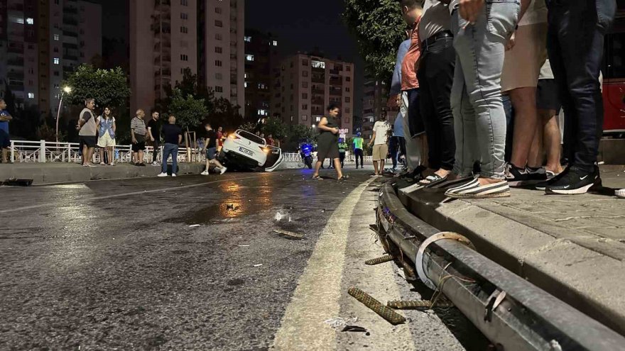 Adana’da otomobil sinyalizasyon direğine çarpıp kaldırıma çıktı: 4 yaralı
