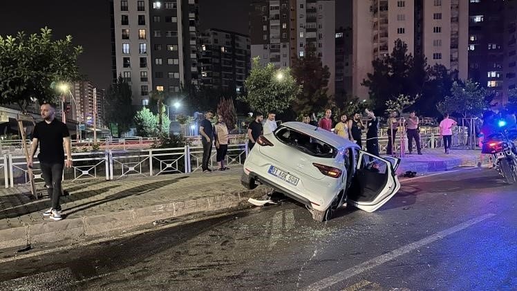 Adana’da otomobil sinyalizasyon direğine çarpıp kaldırıma çıktı: 4 yaralı