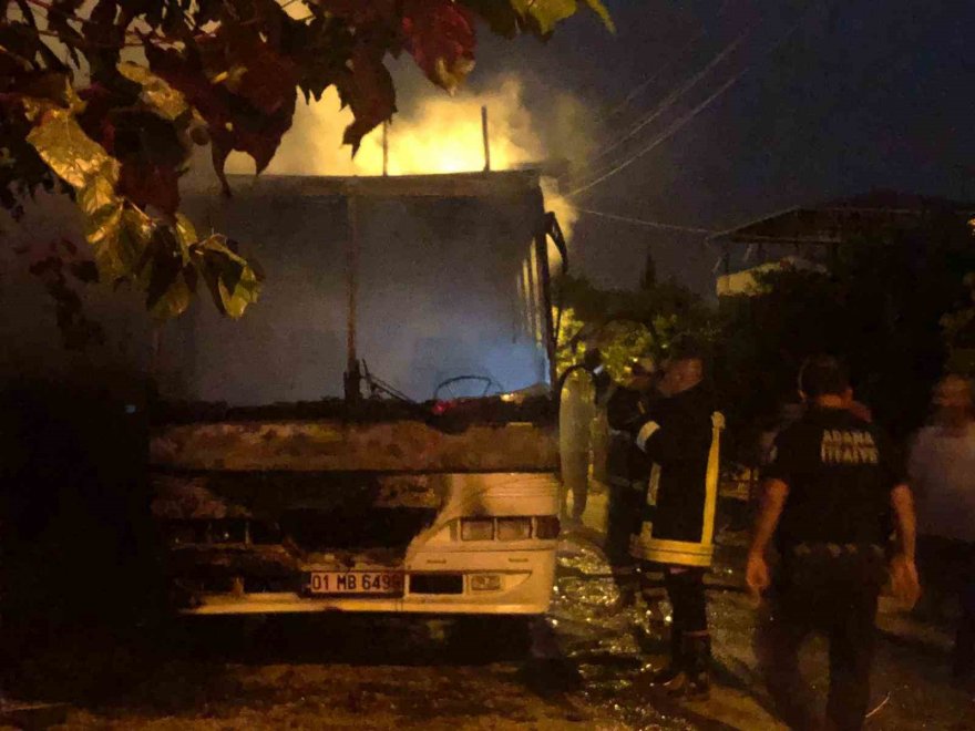 Park halindeki otobüs alev alev yandı