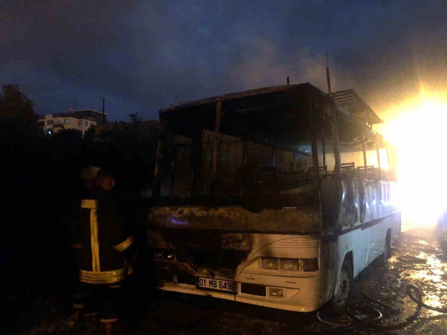 Park halindeki otobüs alev alev yandı