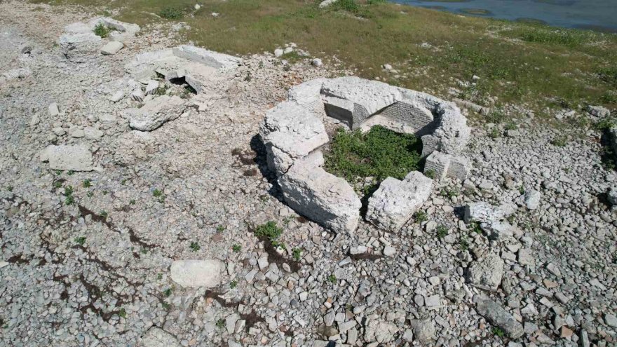 Suların çekilmesiyle ortaya çıkan antik kent definecilerin saldırısına uğruyor