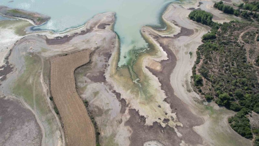 Suların çekilmesiyle ortaya çıkan antik kent definecilerin saldırısına uğruyor