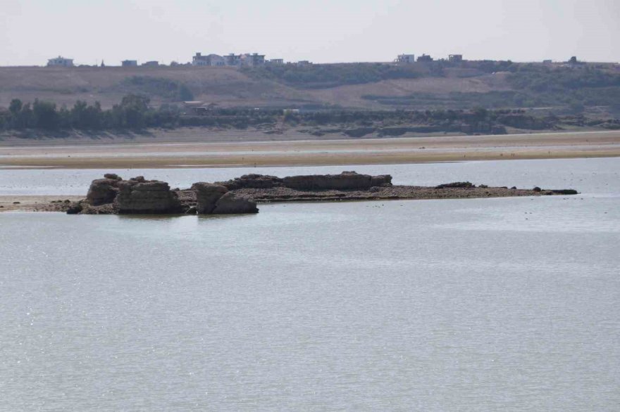 Suların çekilmesiyle ortaya çıkan antik kent definecilerin saldırısına uğruyor