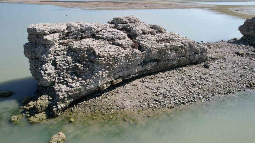 Suların çekilmesiyle ortaya çıkan antik kent definecilerin saldırısına uğruyor