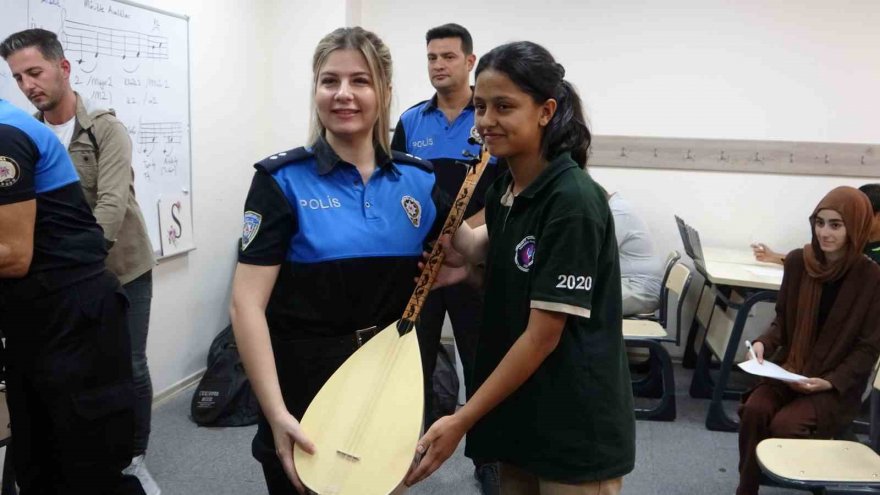 Adana’da polisler lise öğrencilerine saz hediye etti