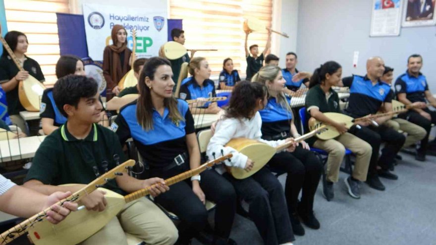 Adana’da polisler lise öğrencilerine saz hediye etti
