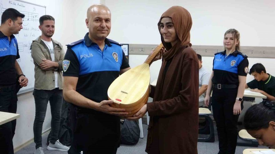 Adana’da polisler lise öğrencilerine saz hediye etti
