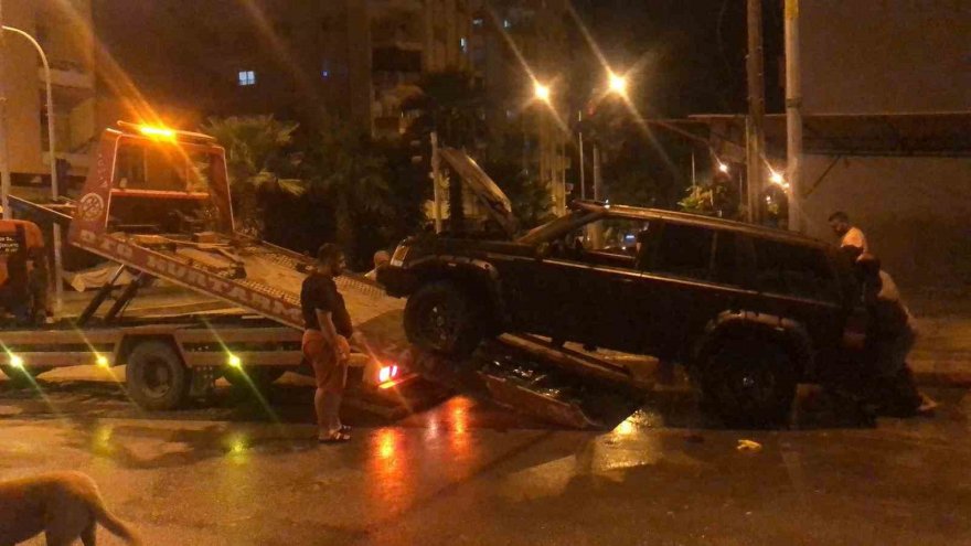 Kırmızı ışıkta duran otomobil alevlere teslim oldu