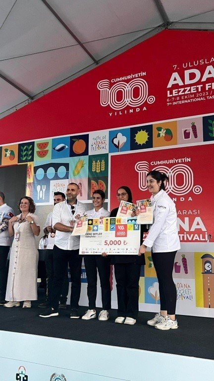 Lezzet Festivali’nde “Genç Şefler Yarışıyor” yarışmasında öğrenciler ödüllerini aldı