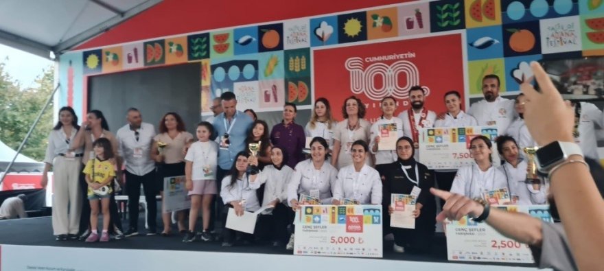 Lezzet Festivali’nde “Genç Şefler Yarışıyor” yarışmasında öğrenciler ödüllerini aldı