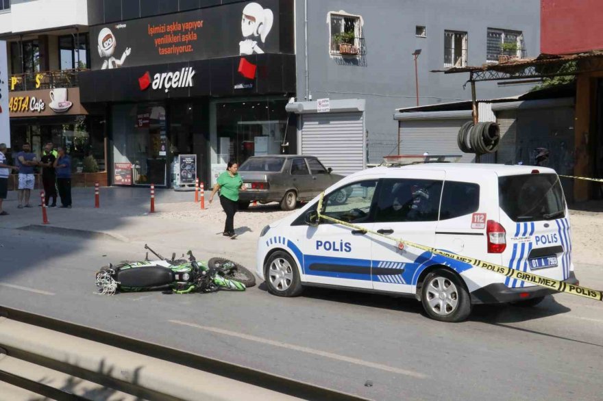 Motosiklet sürücüsü önce yayaya sonra minibüse çarptı: 1 ölü, 1 yaralı