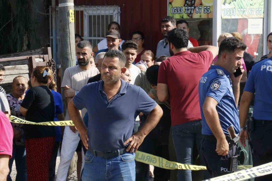 Motosiklet sürücüsü önce yayaya sonra minibüse çarptı: 1 ölü, 1 yaralı