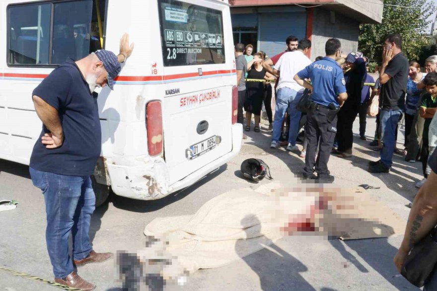Motosiklet sürücüsü önce yayaya sonra minibüse çarptı: 1 ölü, 1 yaralı