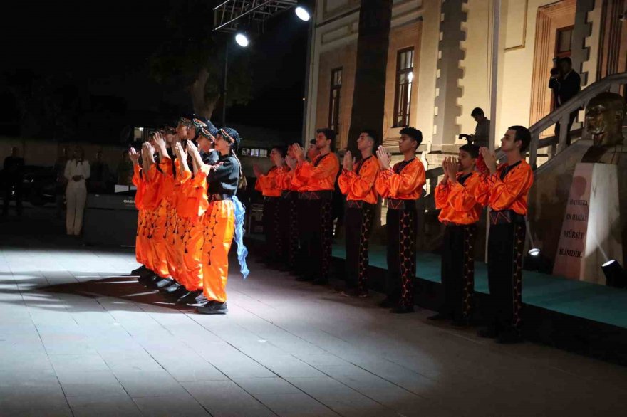 Adana’da “Atatürk ve Cumhuriyet” temalı kostüm defilesi düzenlendi