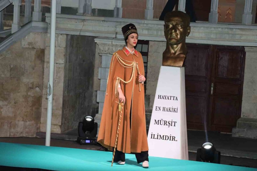 Adana’da “Atatürk ve Cumhuriyet” temalı kostüm defilesi düzenlendi