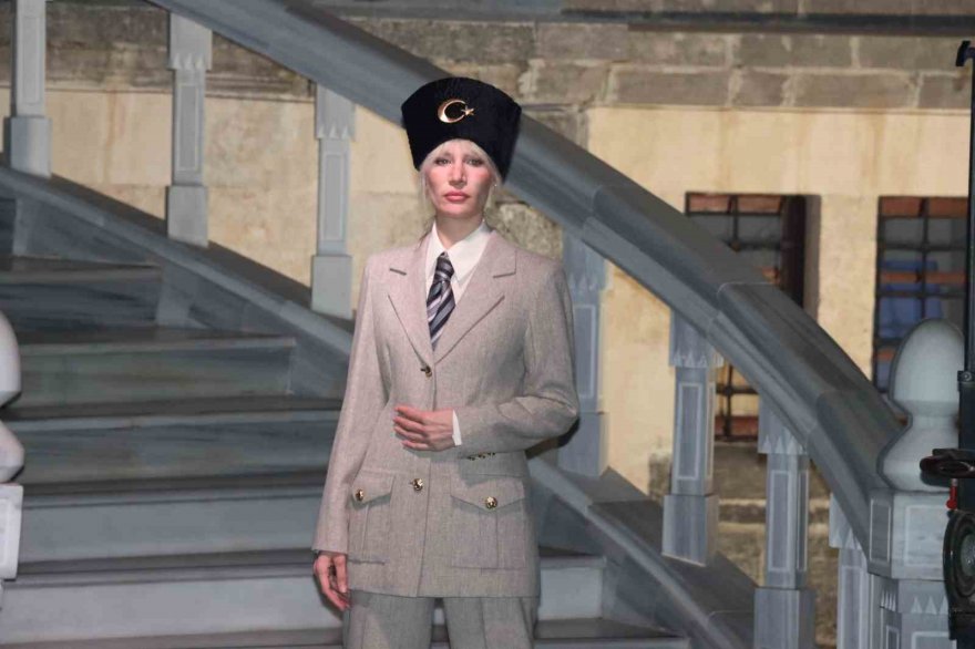 Adana’da “Atatürk ve Cumhuriyet” temalı kostüm defilesi düzenlendi