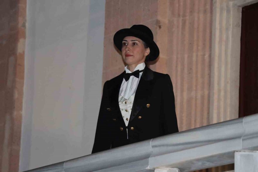 Adana’da “Atatürk ve Cumhuriyet” temalı kostüm defilesi düzenlendi