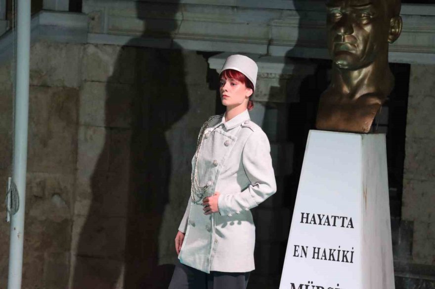 Adana’da “Atatürk ve Cumhuriyet” temalı kostüm defilesi düzenlendi