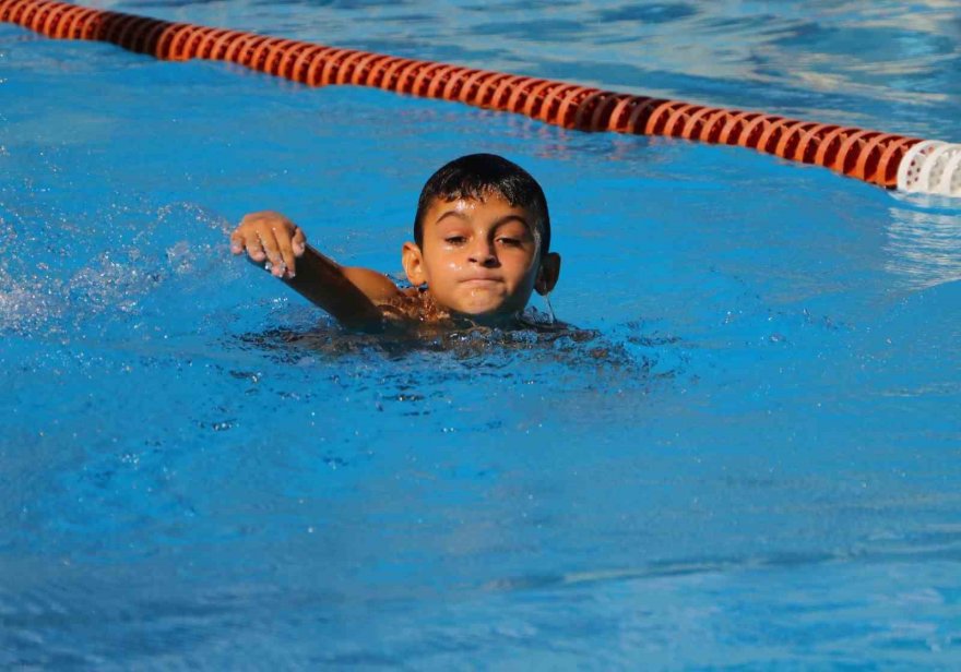 Önce tekerlekli sandalyeden kurtuldu, şimdi yüzerek hayata tutundu