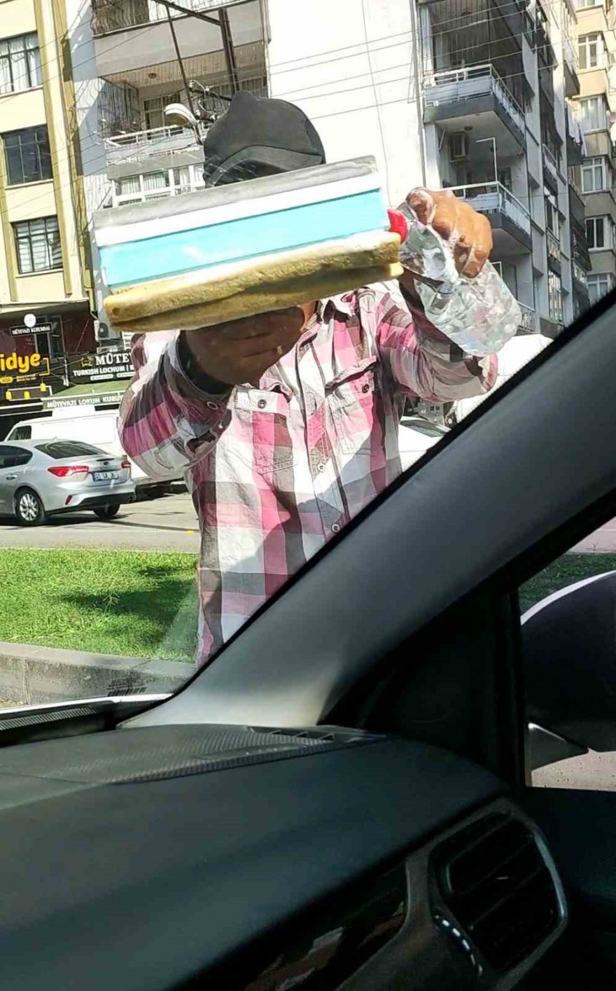 Cam silen genç, kendisini görüntüleyen sürücüyü taciz etti